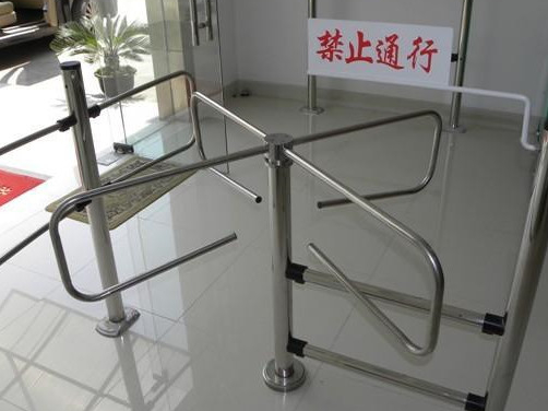 超市进出口器是什么？功能、类型及选购安装全解析
